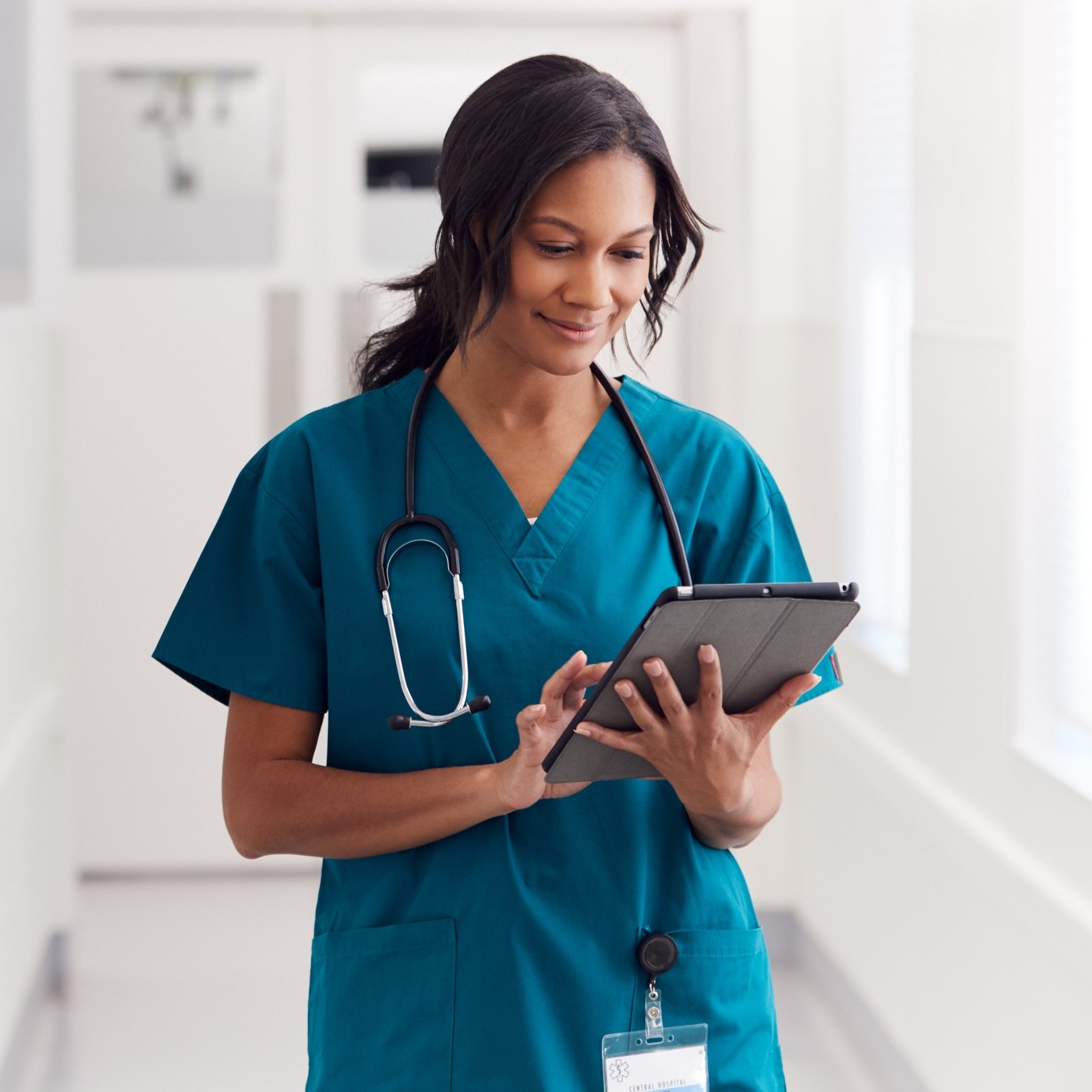 How the Right Medical Scrubs Improve Performance and Patient Care